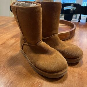Size 8 women’s kookaburra uggs chestnut brown short